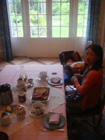 朝ごはんは１階で、家のおばさんと話ながら食べます