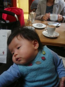 喫茶店で、、、眠いです。