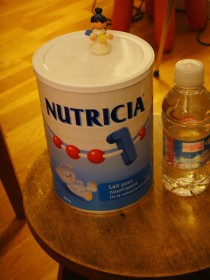 託児所からの推薦の粉ミルク　NUTRICIA